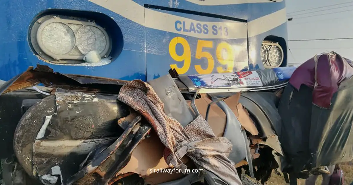 Uttara Devi Express Train and Bus Collide Near Jaffna