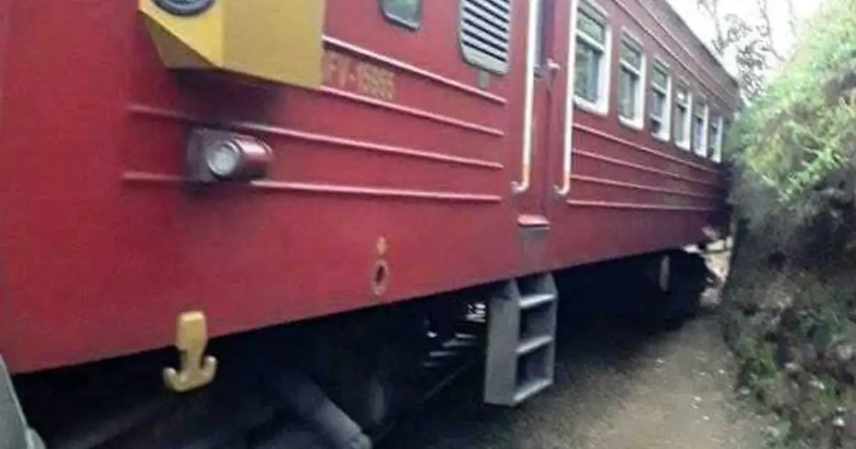 Badulla Express Train Derailed near Ambewela