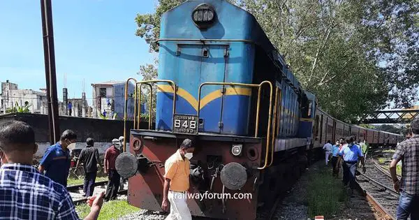 Express Train to Beliatta Derailed near Galle Railway Station
