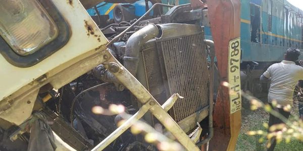 Train no 6011 Hits a Truck at Walikanda